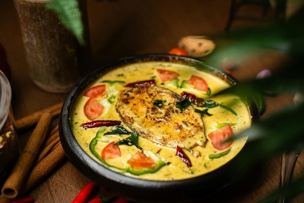 Decorativa guirnalda curva de pino con piñas y bayas coloridas